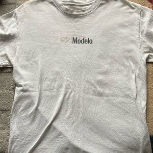 Modelo White T-Shirt
